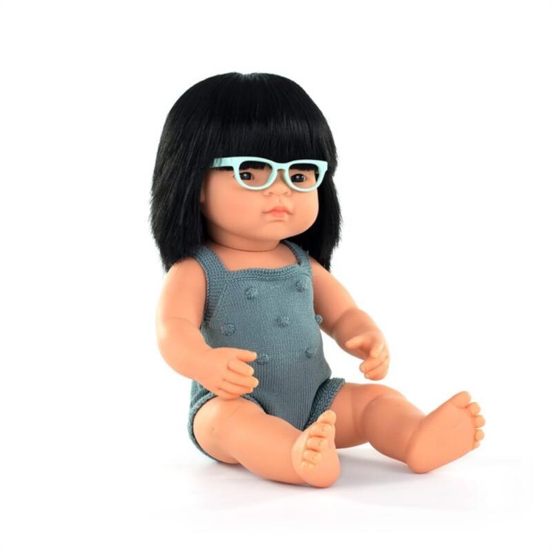 muñeca asiátca gafas